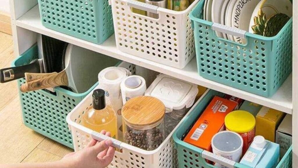 Organizador de armário de cozinha para otimizar espaço e manter utensílios organizados.
