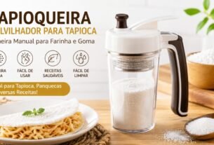 Dois modelos de tapioqueira polvilhador para tapioca feitos de inox e vidro com goma de mandioca dentro, posicionados em uma bancada de cozinha iluminada ao lado da caixa do produto e de uma tigela com bananas e manga picadas