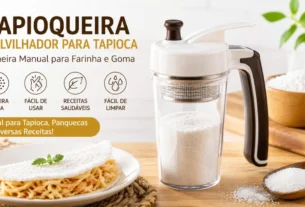 Dois modelos de tapioqueira polvilhador para tapioca feitos de inox e vidro com goma de mandioca dentro, posicionados em uma bancada de cozinha iluminada ao lado da caixa do produto e de uma tigela com bananas e manga picadas