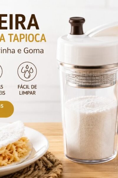 Dois modelos de tapioqueira polvilhador para tapioca feitos de inox e vidro com goma de mandioca dentro, posicionados em uma bancada de cozinha iluminada ao lado da caixa do produto e de uma tigela com bananas e manga picadas