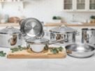 Jogo de Panelas Tramontina Solar em Aço Inox com Fundo Triplo 6 Peças em bancada de cozinha moderna, ideal para quem busca durabilidade e alta performance.