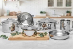 Jogo de Panelas Tramontina Solar em Aço Inox com Fundo Triplo 6 Peças em bancada de cozinha moderna, ideal para quem busca durabilidade e alta performance.