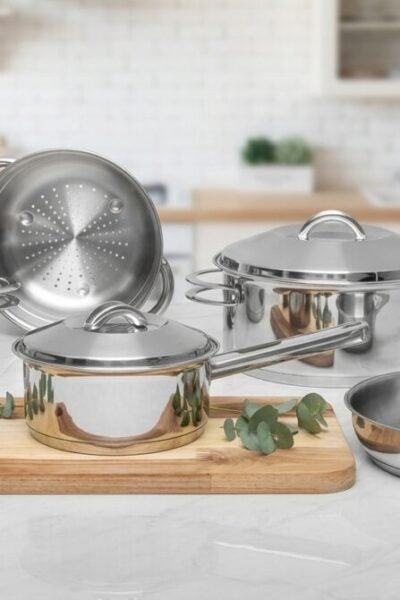Jogo de Panelas Tramontina Solar em Aço Inox com Fundo Triplo 6 Peças em bancada de cozinha moderna, ideal para quem busca durabilidade e alta performance.