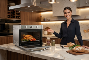 Forno de Bancada Electrolux Inox 44L Função 3 em 1 com Grill 1800W sobre bancada de cozinha moderna