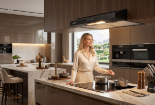 Depurador de Ar Suggar Slim DPS161PT 60cm preto instalado na cozinha