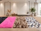 Cinco modelos de tapetes para sala em diferentes estilos, incluindo tapetes felpudos, geométricos e de fibra natural, em uma sala moderna com decoração neutra.